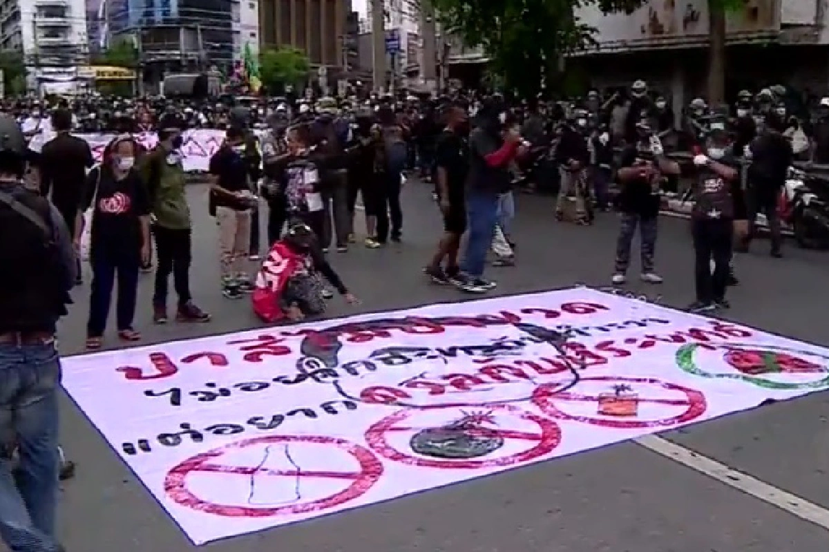 มวลชนแตกฮือ!หลังเกิดเสียงดังคล้ายระเบิดใกล้แนวกั้น 