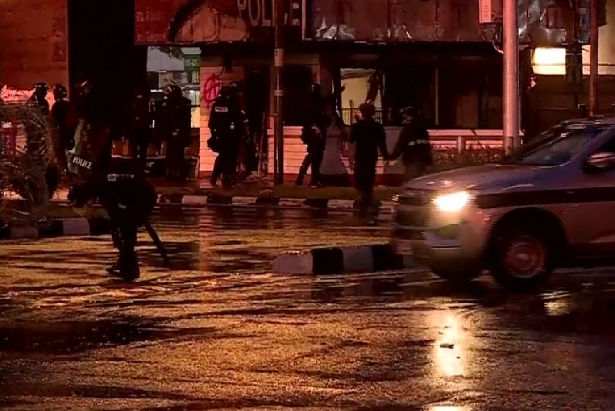 ตำรวจ อคฝ.เข้ายึดพื้นที่ใต้ทางด่วนดินแดง สลายม็อบทะลุฟ้า