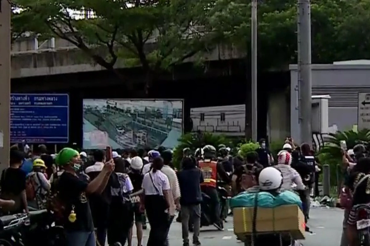 กลุ่มทะลุฟ้ายุติชุมนุมหลังถูกระดมยิงแก๊สน้ำตา