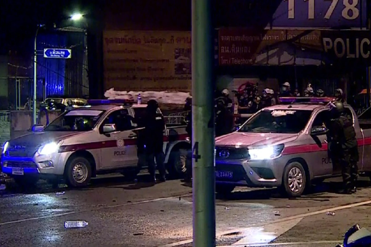 เปิดภาพกลุ่มปาวัตถุคล้ายประทัด-ตำรวจขอให้กลับบ้าน