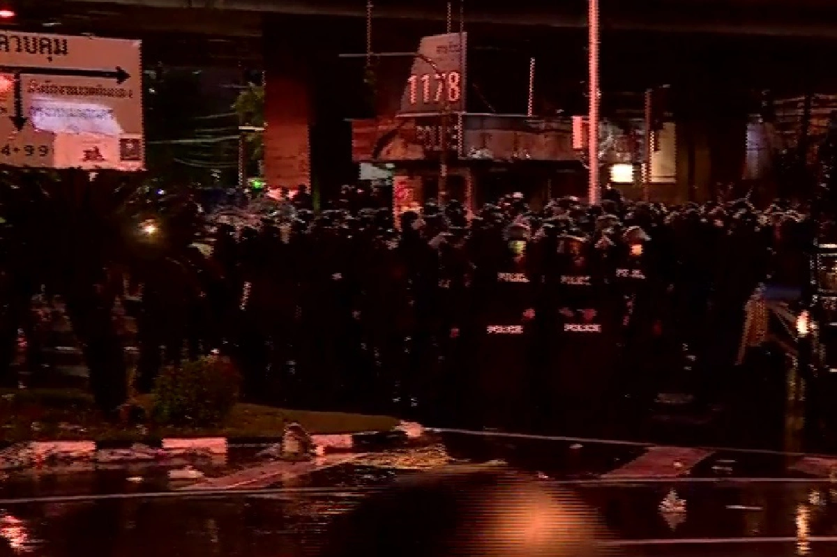 ตำรวจ อคฝ.เข้ายึดพื้นที่ใต้ทางด่วนดินแดง สลายม็อบทะลุฟ้า