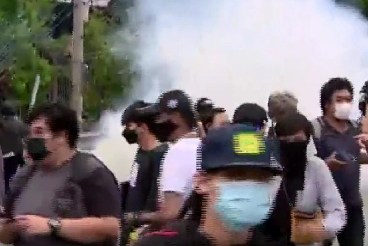 มวลชนแตกฮือ!หลังเกิดเสียงดังคล้ายระเบิดใกล้แนวกั้น 