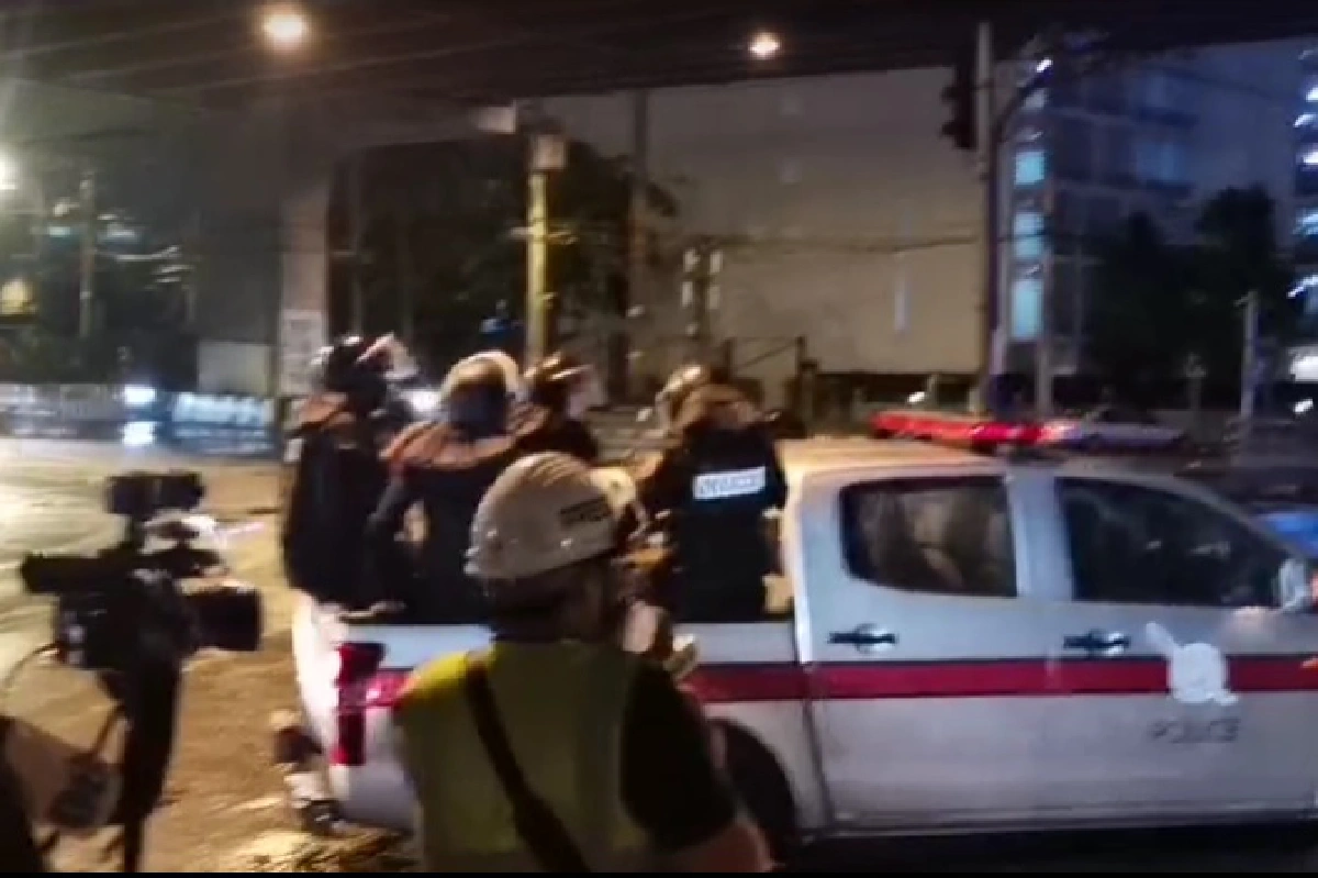 ตำรวจอคฝ.เคลื่อนกำลังล่าคนปาวัตถุต้องสงสัยคล้ายเสียงประทัด