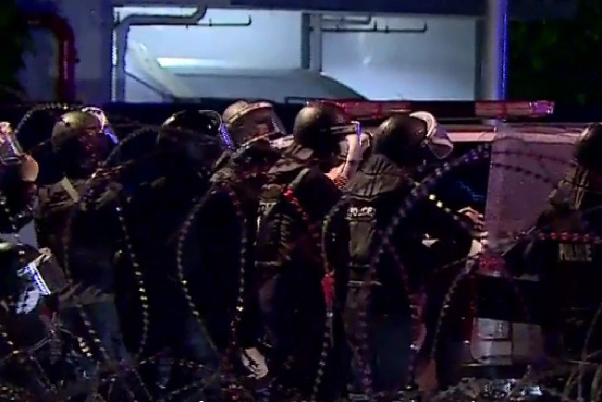 ตำรวจอคฝ.เคลื่อนกำลังล่าคนปาวัตถุต้องสงสัยคล้ายเสียงประทัด