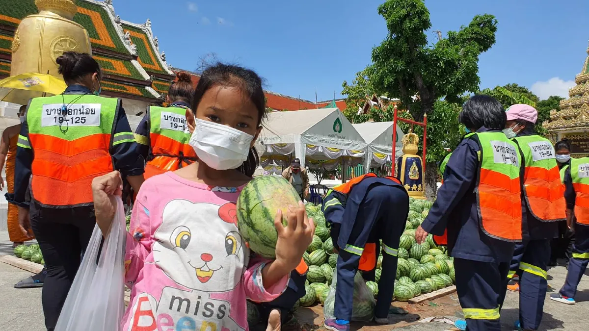 วัดระฆังฯช่วยเกษตรกรเจอพิษโควิดเหมาแตงโม10ตันแจกชาวบ้าน