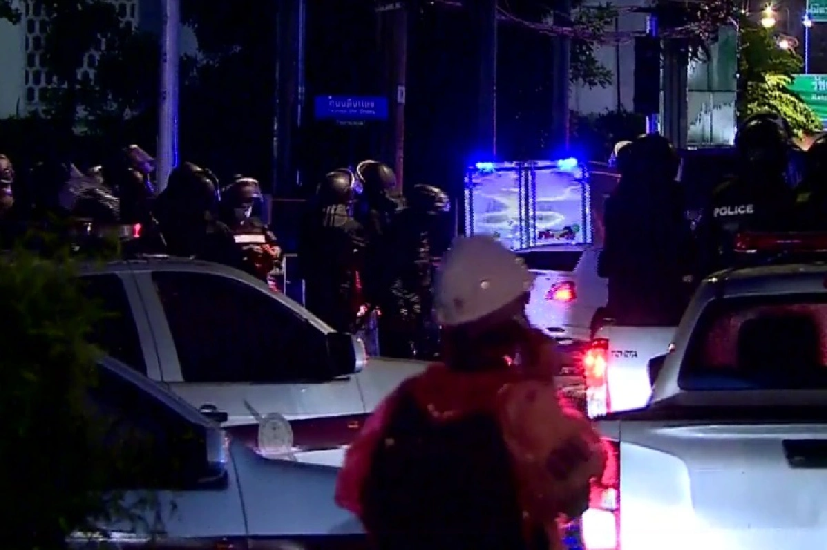 ตำรวจอคฝ.เคลื่อนกำลังล่าคนปาวัตถุต้องสงสัยคล้ายเสียงประทัด