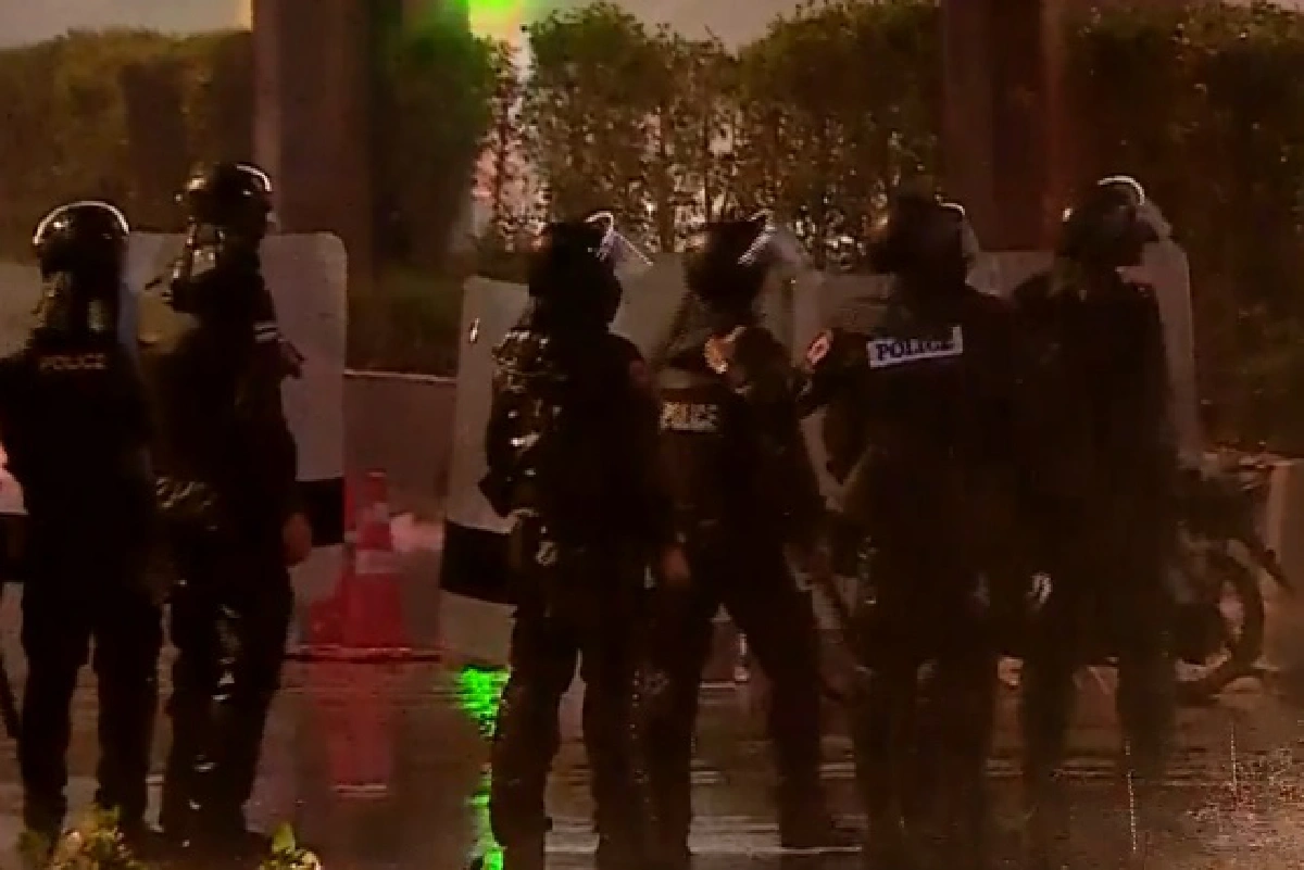 ตำรวจ อคฝ.เข้ายึดพื้นที่ใต้ทางด่วนดินแดง สลายม็อบทะลุฟ้า