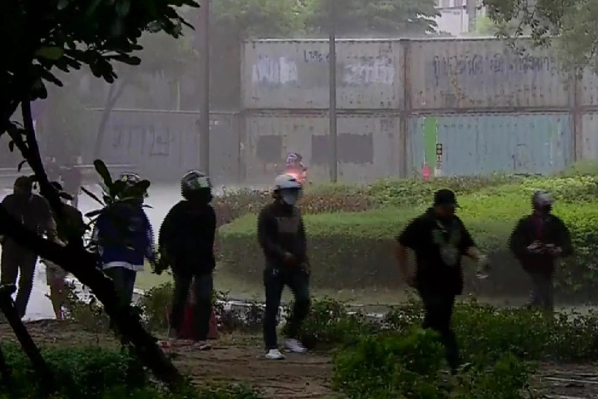 กลุ่มทะลุฟ้ายุติชุมนุมหลังถูกระดมยิงแก๊สน้ำตา