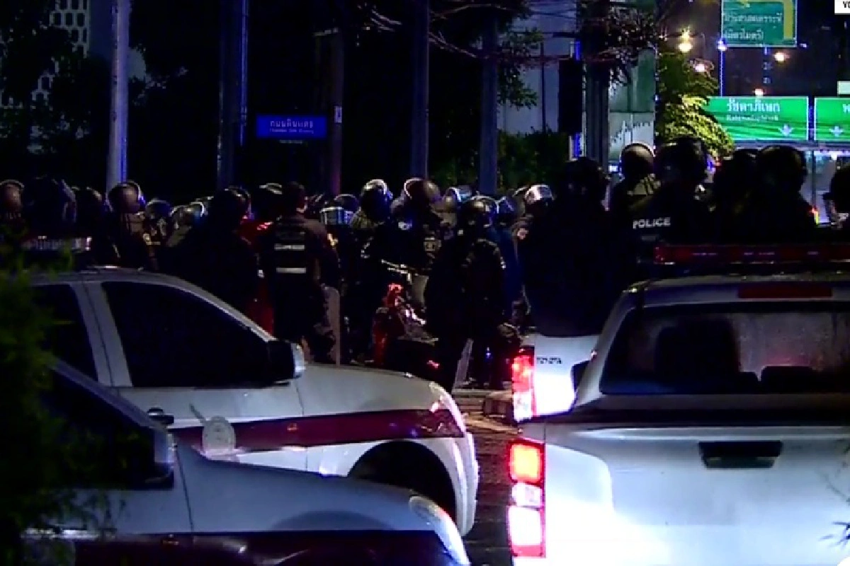 รองโฆษกตร.แจงผู้ชุมนุมยิงลูกแก้ว-หินใส่ จำเป็นต้องใช้กระสุนยาง-แก๊สน้ำตา