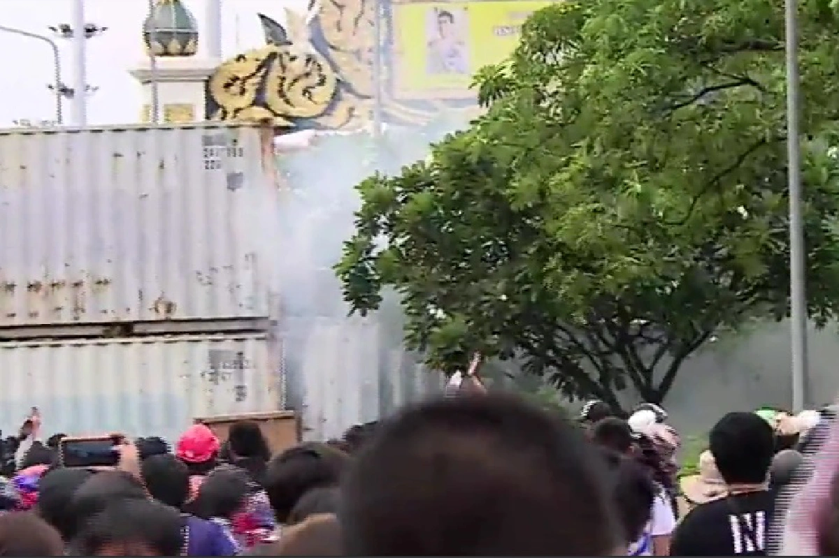 มวลชนแตกฮือ!หลังเกิดเสียงดังคล้ายระเบิดใกล้แนวกั้น 