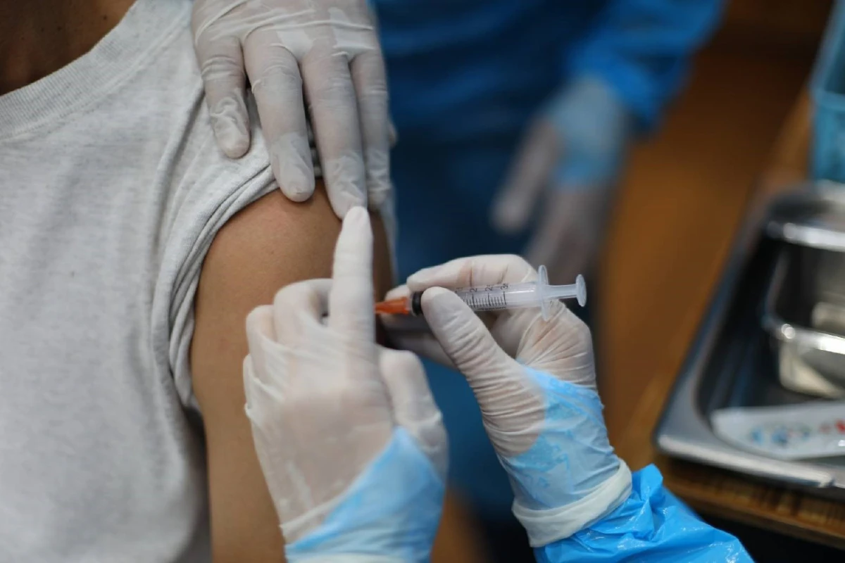 อนุทินเปิดสถานีอนามัยเป็นจุดฉีดวัคซีนโควิดแห่งแรกในไทย