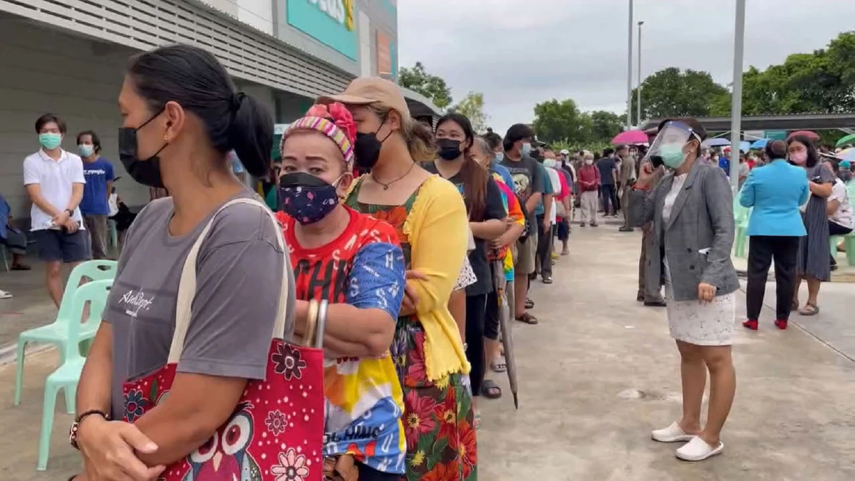 ปากน้ำแห่จองคิวข้ามคืนฉีดวัคซีนไฟเซอร์ทำรถติดยาวหลายกิโล