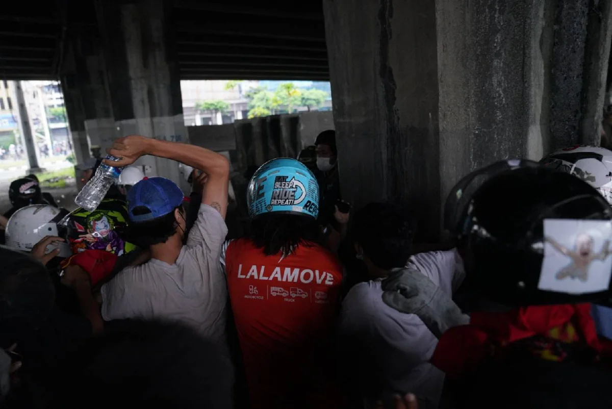 ม็อบเข้าใจผิด รุมยำกันเองที่ดินแดงเจ็บ1