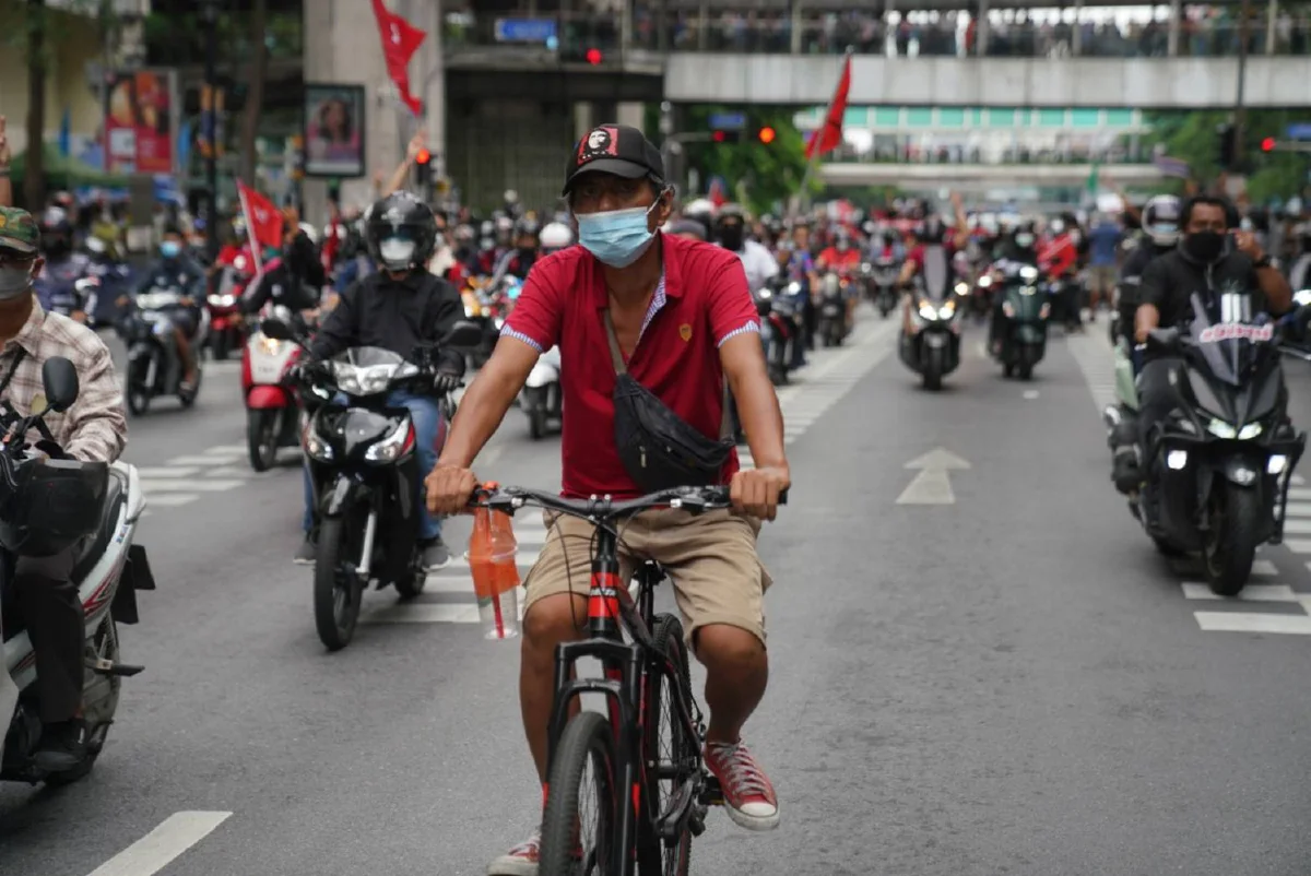 ณัฐวุฒินำ Car Park ราชประสงค์เคลื่อนขบวนแล้ว มั่นใจไม่เกิดเหตุรุนแรง