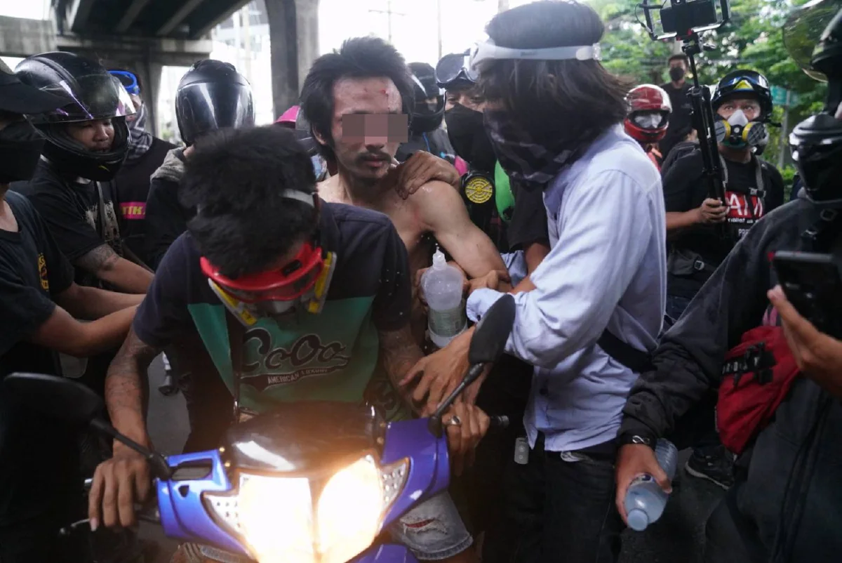 ม็อบเข้าใจผิด รุมยำกันเองที่ดินแดงเจ็บ1