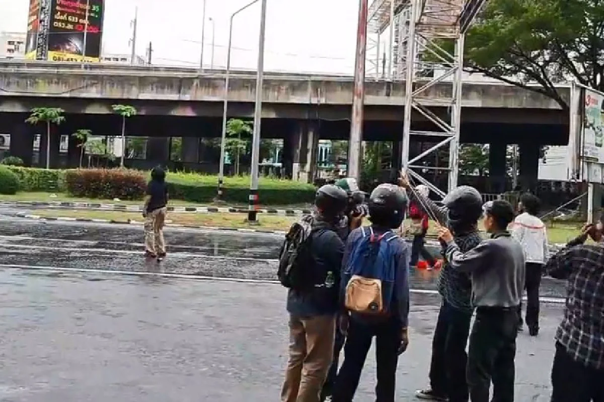 มวลชนCar Park บางส่วนแห่มาแยกดินแดง เปิดฉากขว้างประทัด-สิ่งของใส่แนวกั้นตร.