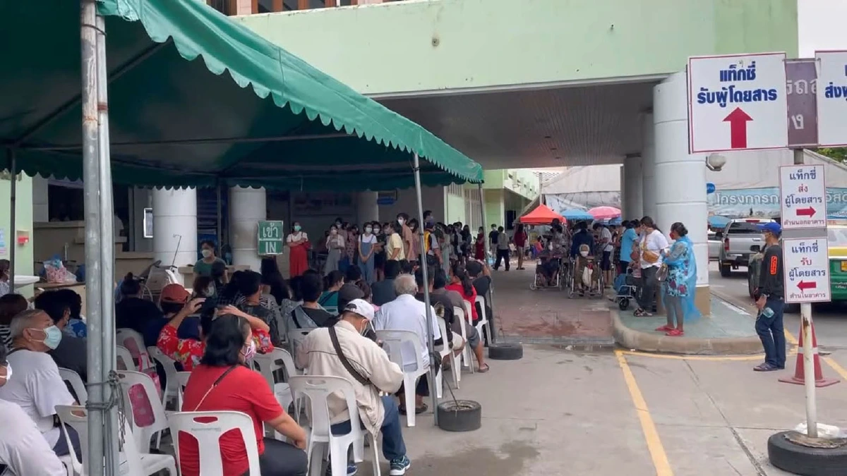 ปากน้ำแห่จองคิวข้ามคืนฉีดวัคซีนไฟเซอร์ทำรถติดยาวหลายกิโล