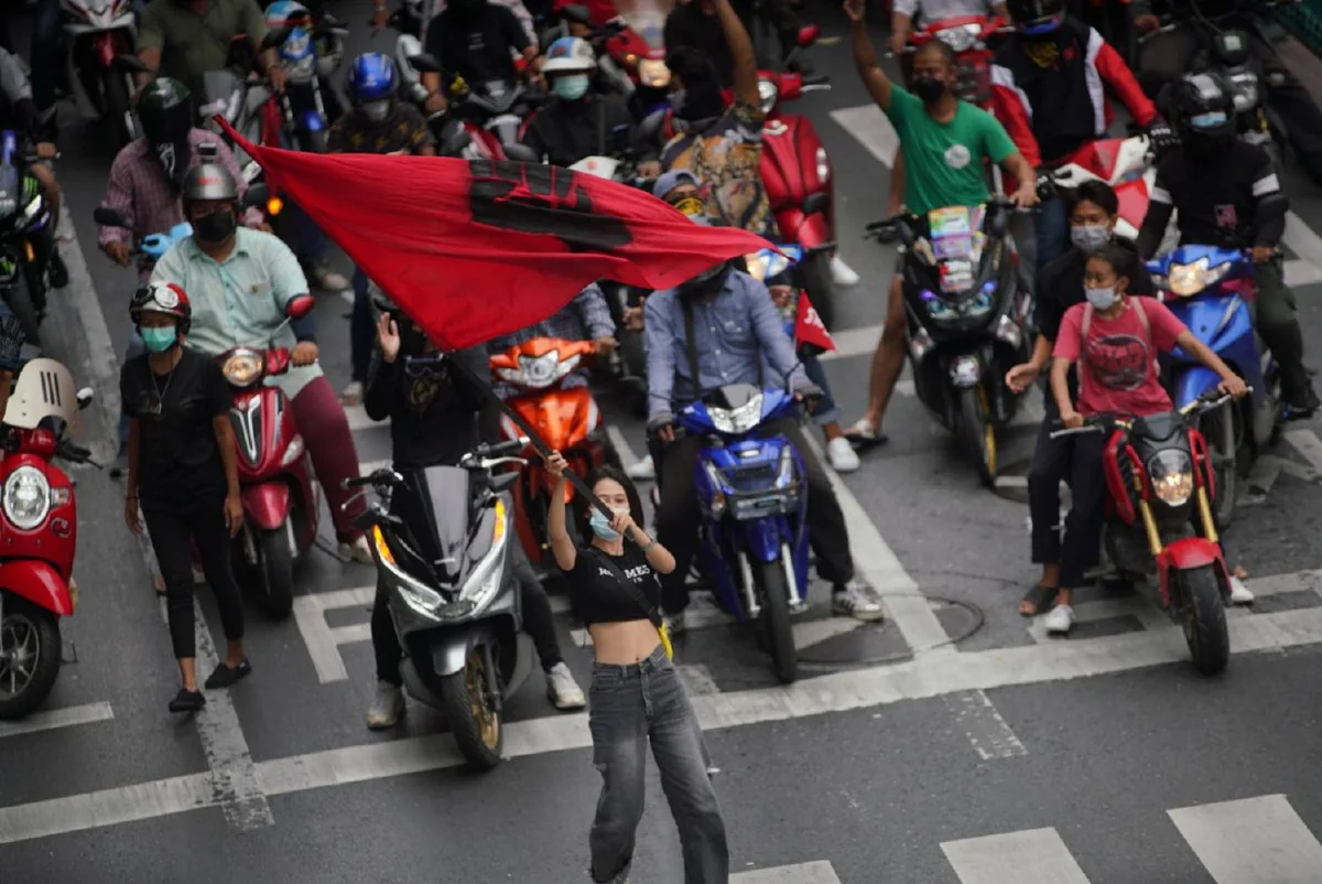 ณัฐวุฒินำ Car Park ราชประสงค์เคลื่อนขบวนแล้ว มั่นใจไม่เกิดเหตุรุนแรง