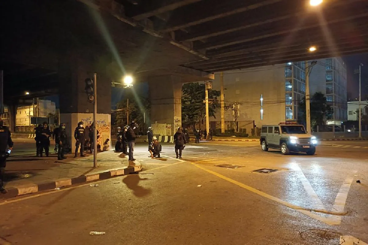 ตร.คุมพื้นที่แยกดินแดงได้แล้ว ม็อบสลายตัว