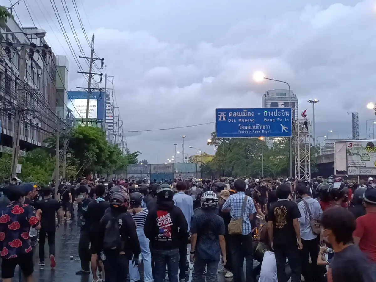 "ณัฐวุฒิ"ขอมวลชนแยกดินแดงยุติการชุมนุม ชี้วันนี้ได้ชัยชนะแล้ว