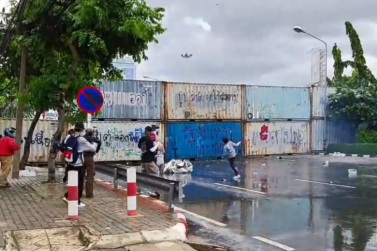 มวลชนCar Park บางส่วนแห่มาแยกดินแดง เปิดฉากขว้างประทัด-สิ่งของใส่แนวกั้นตร.