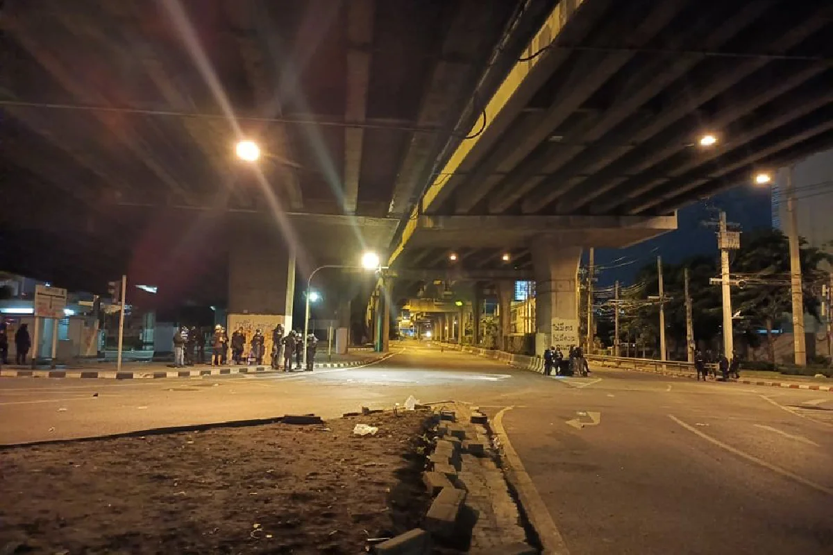 ตร.คุมพื้นที่แยกดินแดงได้แล้ว ม็อบสลายตัว