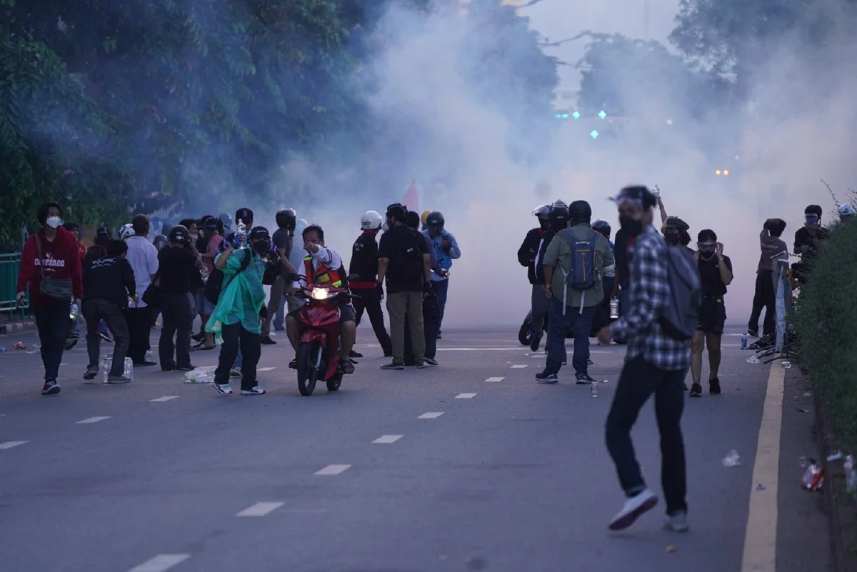 ม็อบเข้ารื้อลวดหนามขว้างประทัด ตร.ใช้แก๊สน้ำตาสลาย