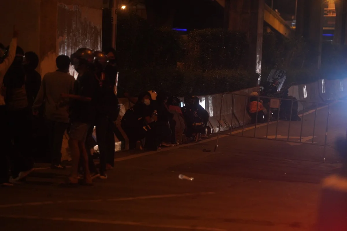 ตร.คุมพื้นที่แยกดินแดง หลังกลุ่มมวลชนจักรยานยนต์สลายตัว