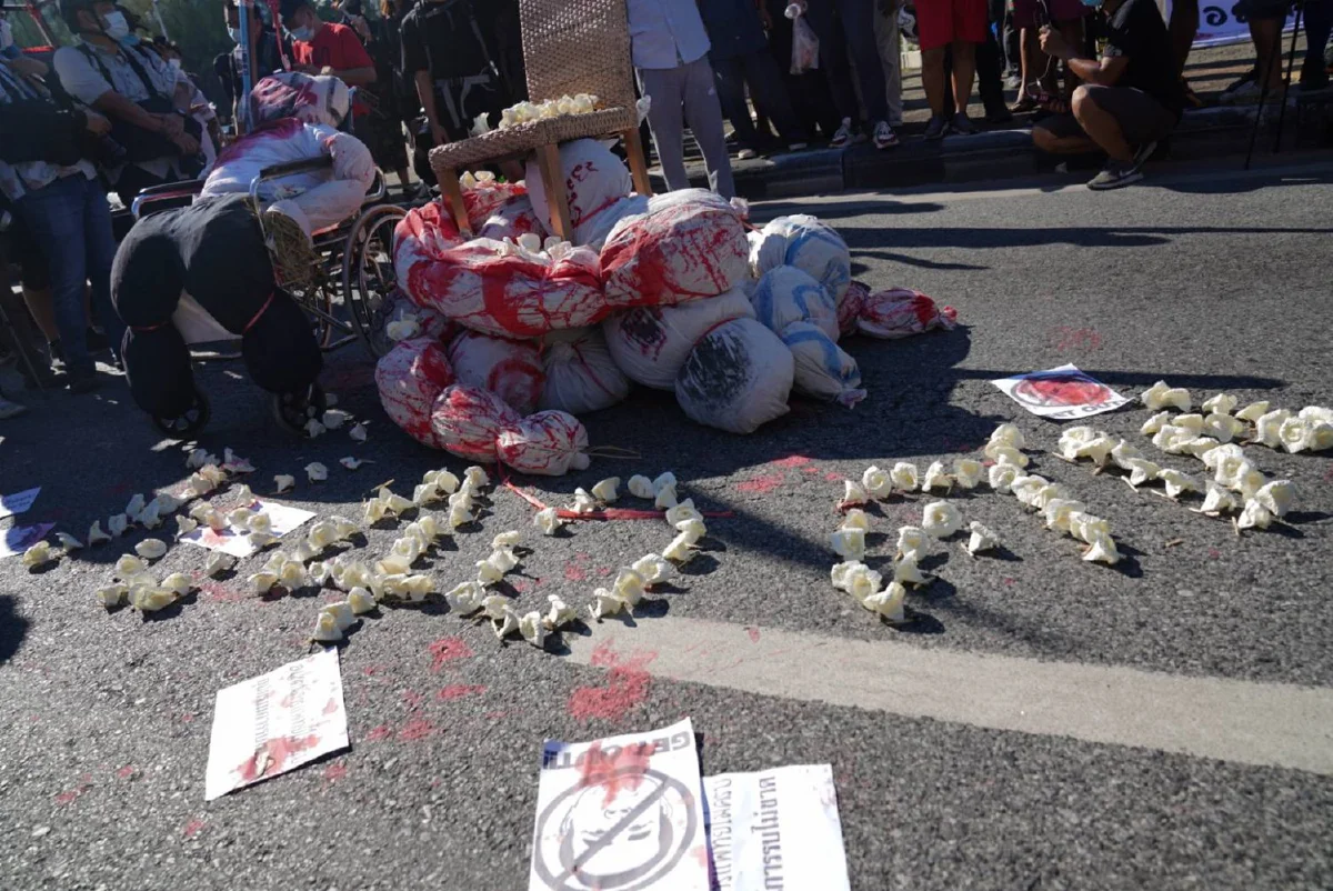 ม็อบทะลุฟ้าเปลี่ยนจุดหมายเดินขบวนไปทำเนียบรัฐบาลแทน