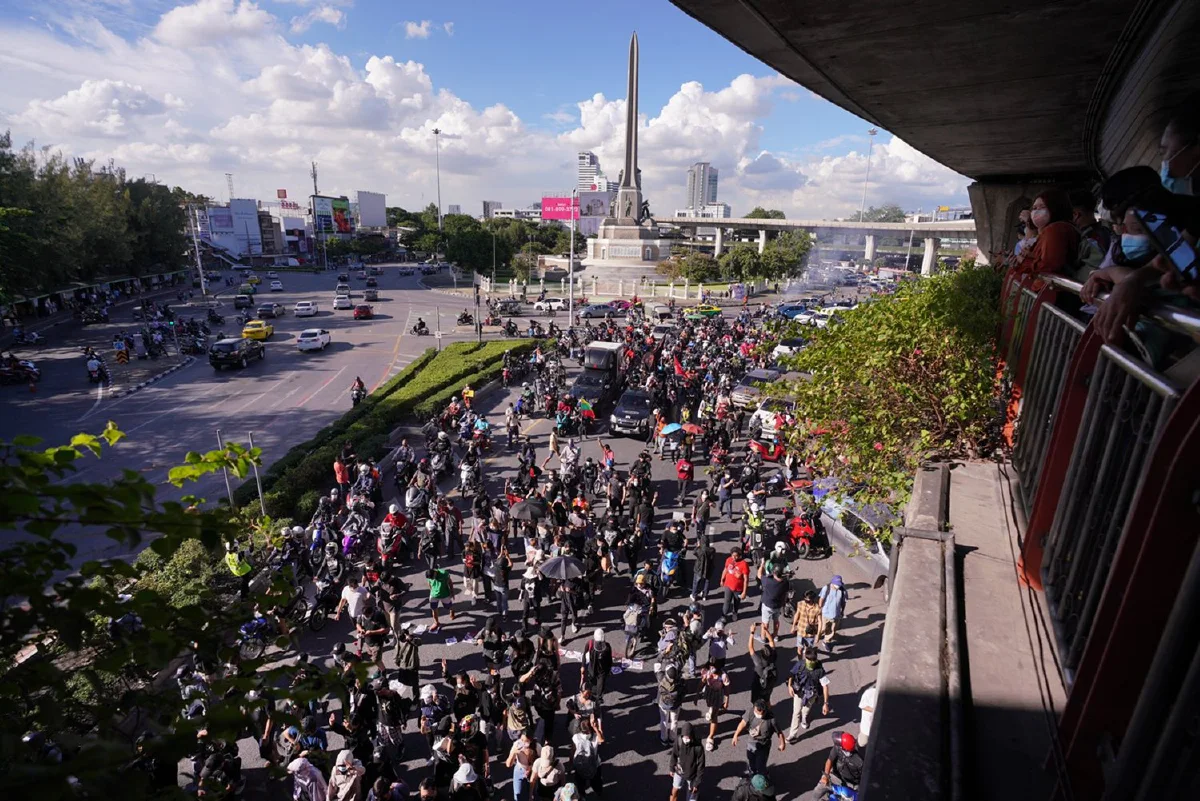 ม็อบทะลุฟ้าเปลี่ยนจุดหมายเดินขบวนไปทำเนียบรัฐบาลแทน