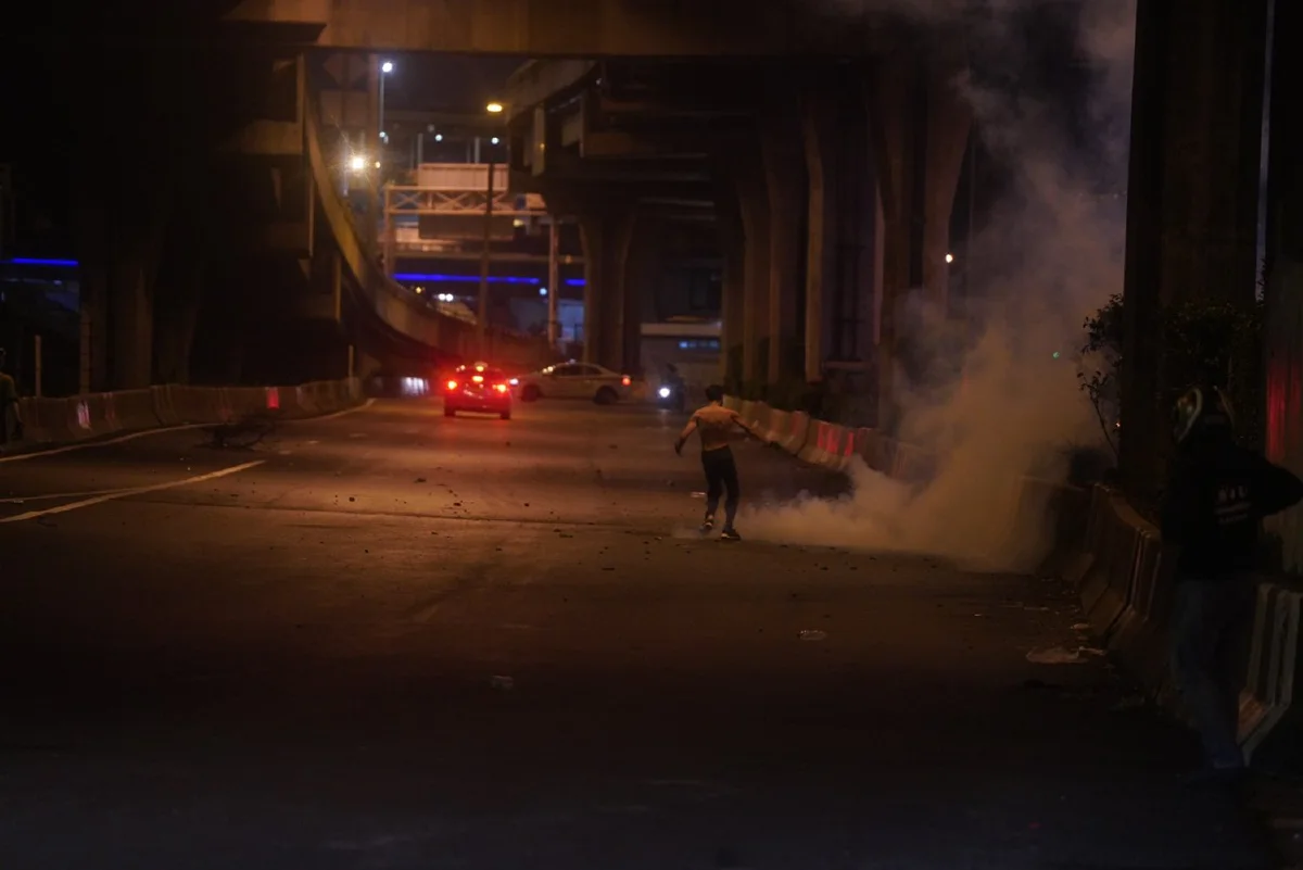 ตร.คุมพื้นที่แยกดินแดง หลังกลุ่มมวลชนจักรยานยนต์สลายตัว