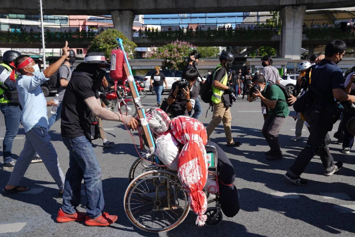 ม็อบทะลุฟ้าเปลี่ยนจุดหมายเดินขบวนไปทำเนียบรัฐบาลแทน