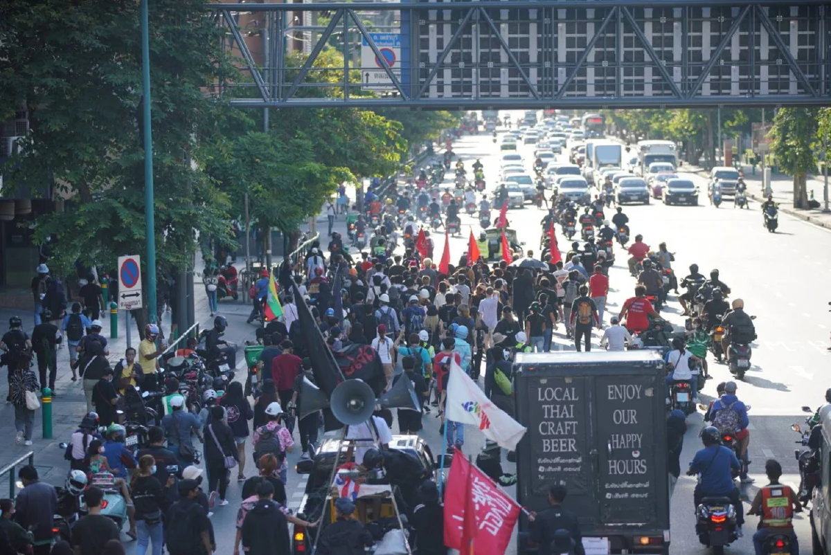 ม็อบถึงแยกนางเลิ้ง ตร.ตั้งตู้คอนเทนเนอร์วางแนวกั้น