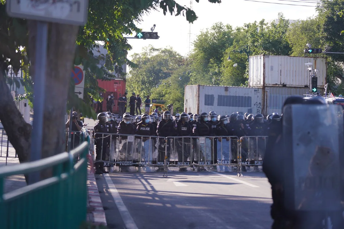 ม็อบถึงแยกนางเลิ้ง ตร.ตั้งตู้คอนเทนเนอร์วางแนวกั้น