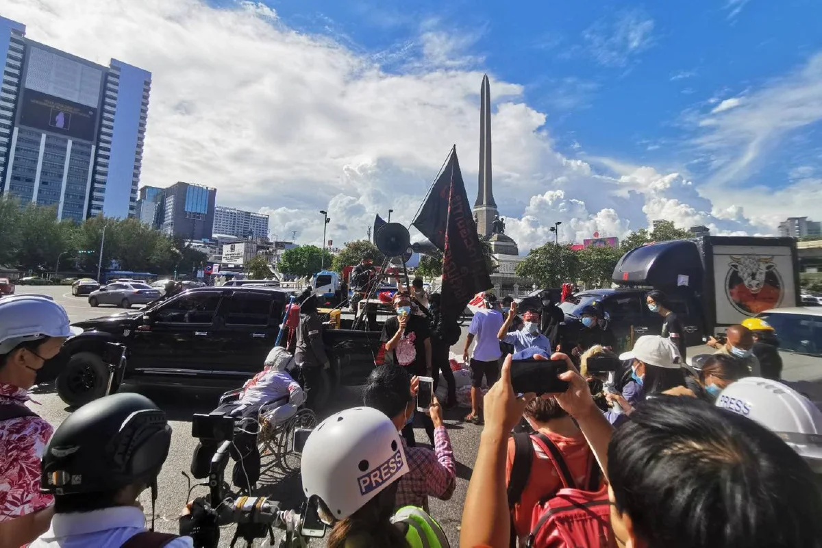 ม็อบทะลุฟ้ารวมตัวอนุสาวรีย์ชัยฯเตรียมไปบ้านประยุทธ์