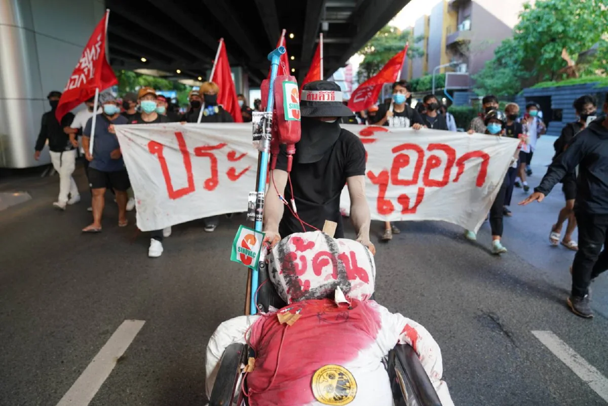 ม็อบถึงแยกนางเลิ้ง ตร.ตั้งตู้คอนเทนเนอร์วางแนวกั้น