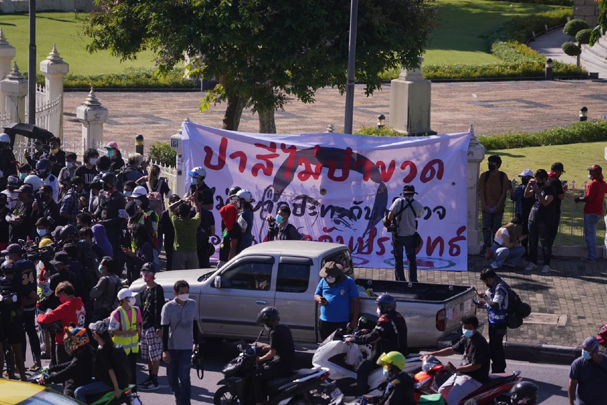 ม็อบทะลุฟ้าเปลี่ยนจุดหมายเดินขบวนไปทำเนียบรัฐบาลแทน