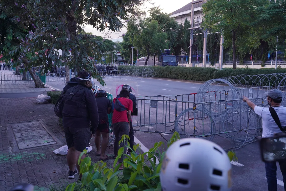 ม็อบเข้ารื้อลวดหนามขว้างประทัด ตร.ใช้แก๊สน้ำตาสลาย