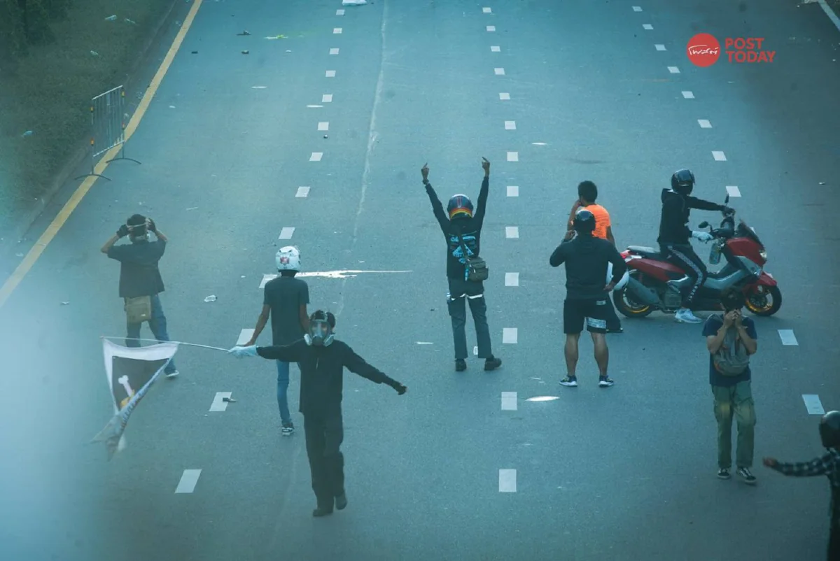 ม็อบเข้ารื้อลวดหนามขว้างประทัด ตร.ใช้แก๊สน้ำตาสลาย