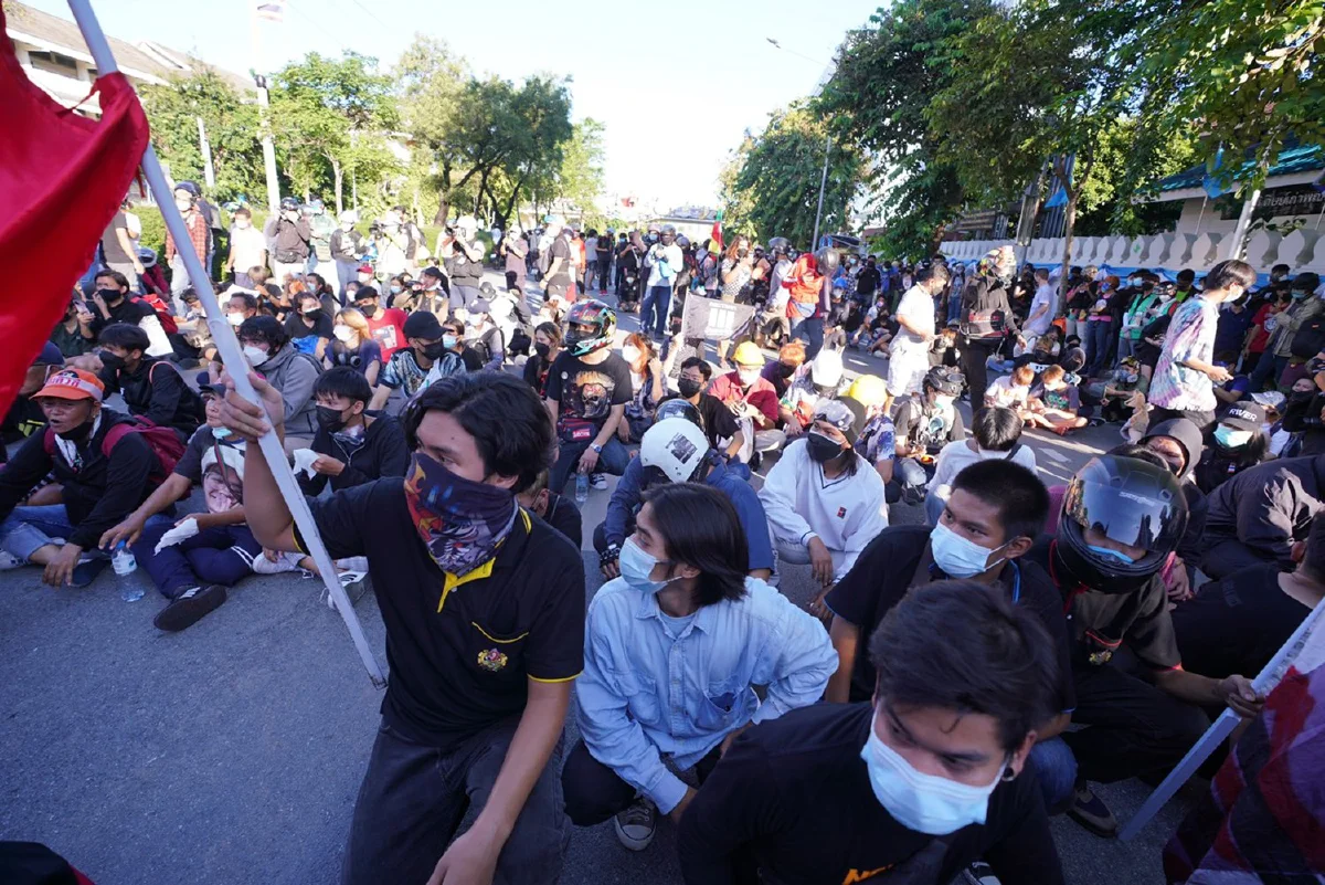 ม็อบถึงแยกนางเลิ้ง ตร.ตั้งตู้คอนเทนเนอร์วางแนวกั้น