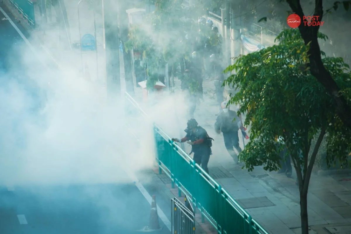 ม็อบเข้ารื้อลวดหนามขว้างประทัด ตร.ใช้แก๊สน้ำตาสลาย