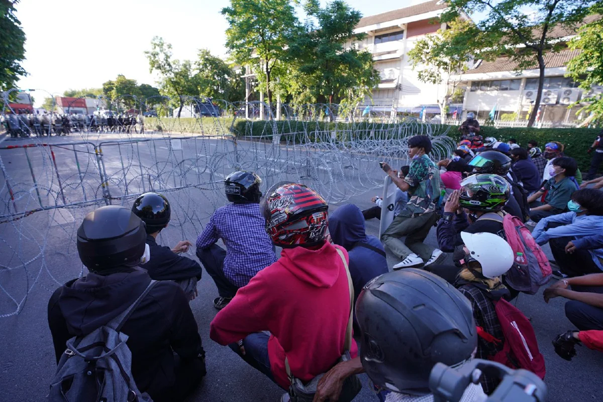 ม็อบถึงแยกนางเลิ้ง ตร.ตั้งตู้คอนเทนเนอร์วางแนวกั้น