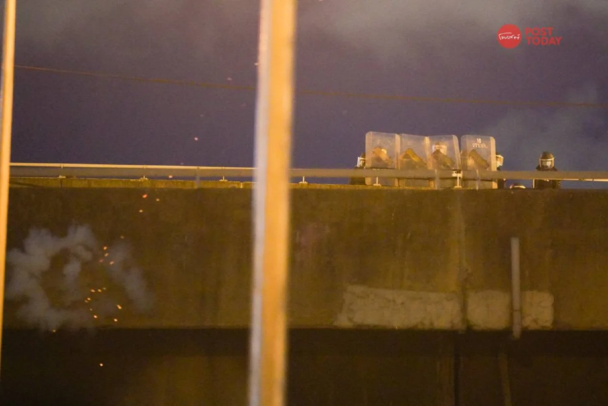 ตร.คุมพื้นที่แยกดินแดง หลังกลุ่มมวลชนจักรยานยนต์สลายตัว