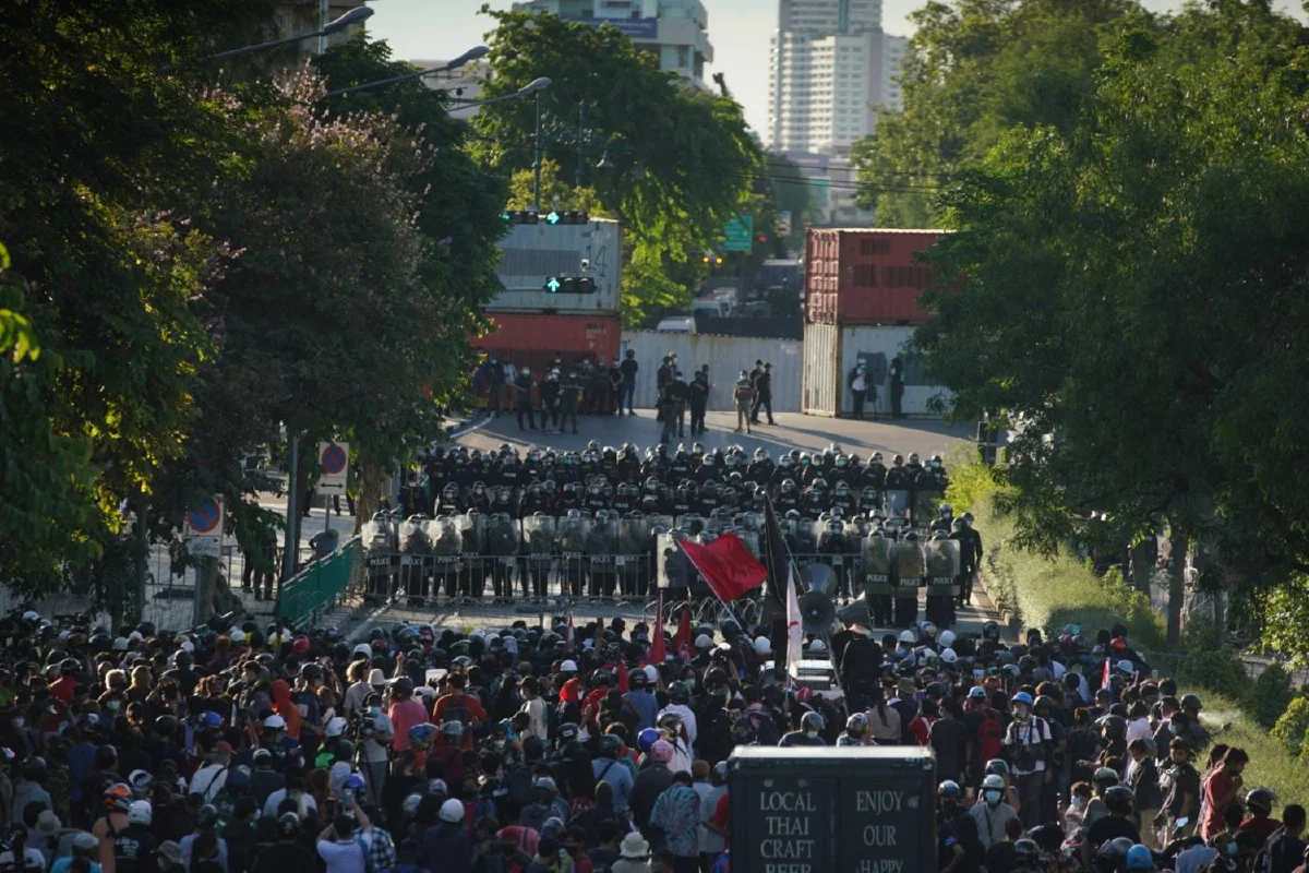 ม็อบถึงแยกนางเลิ้ง ตร.ตั้งตู้คอนเทนเนอร์วางแนวกั้น