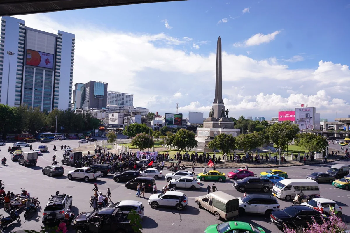 ม็อบทะลุฟ้าเปลี่ยนจุดหมายเดินขบวนไปทำเนียบรัฐบาลแทน