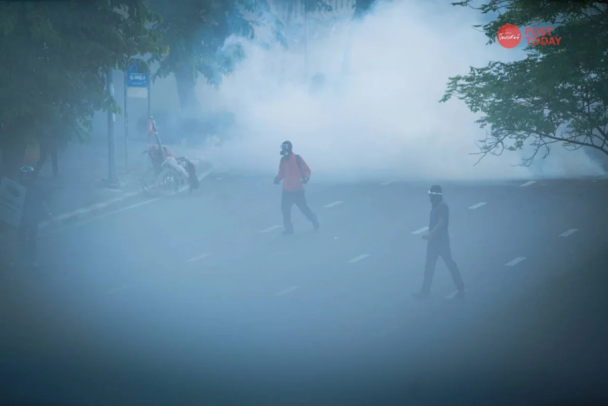 ม็อบเข้ารื้อลวดหนามขว้างประทัด ตร.ใช้แก๊สน้ำตาสลาย