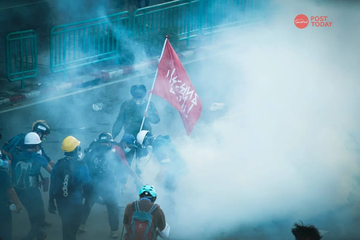 ม็อบเข้ารื้อลวดหนามขว้างประทัด ตร.ใช้แก๊สน้ำตาสลาย