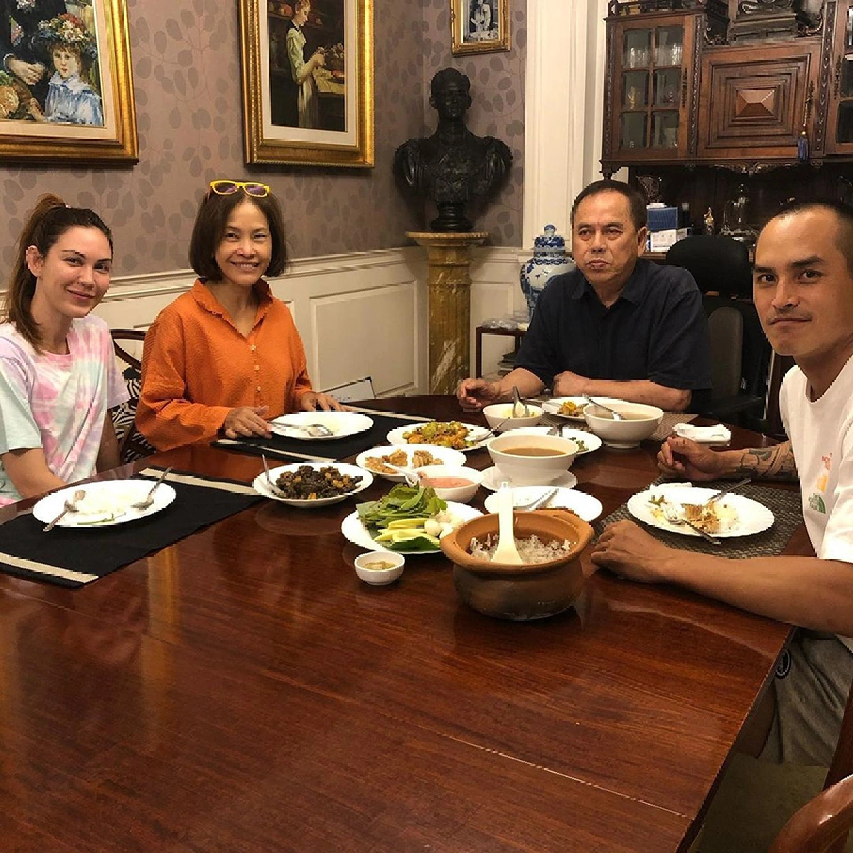 “สงกรานต์” จูงมือ “แมท” ร่วมดินเนอร์กับคุณพ่อคุณแม่อย่างอบอุ่น