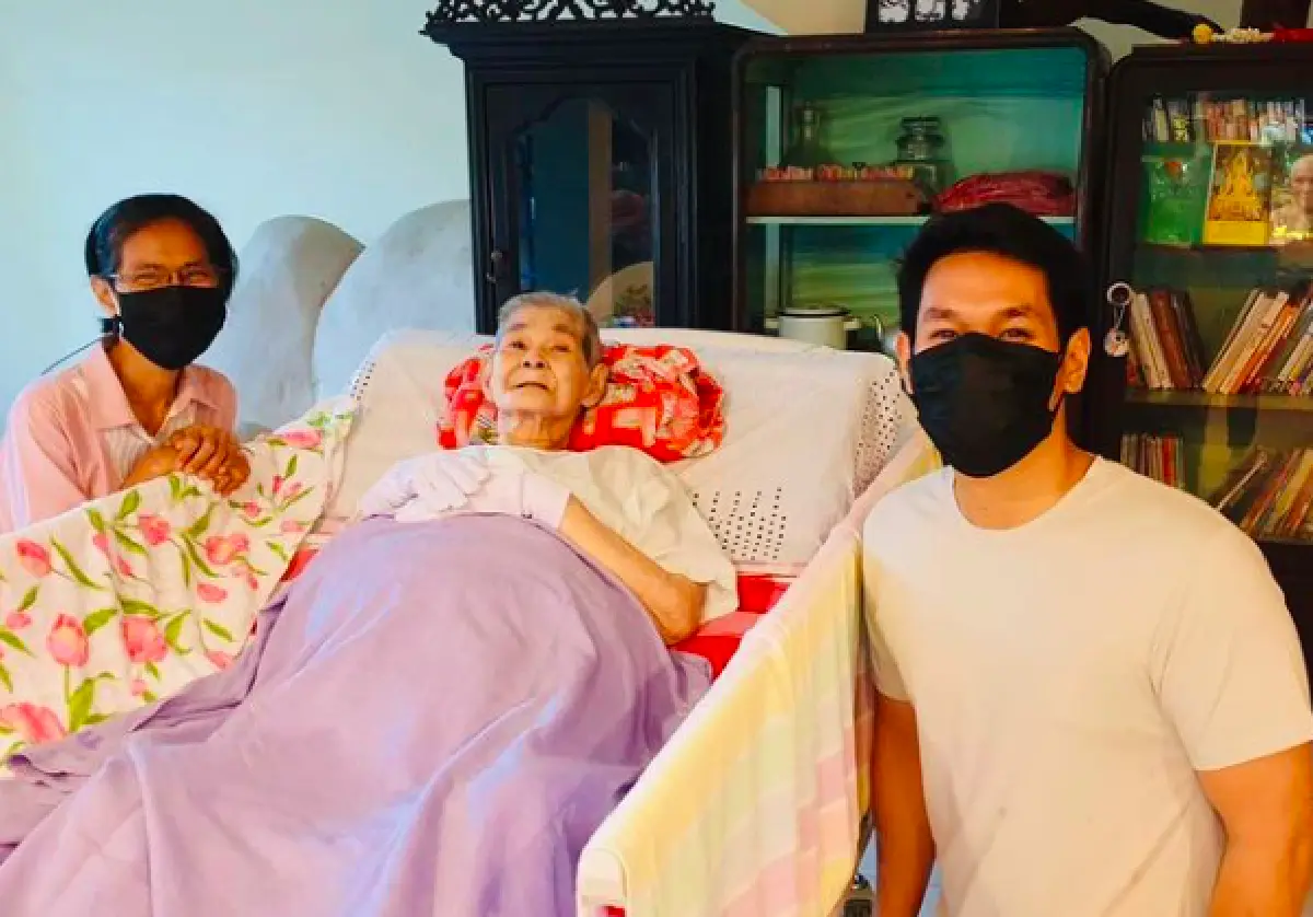 "อ๋อม อรรคพันธ์" สุดเศร้า! จัดงานวันเกิดแม่ ในงานศพคุณยาย