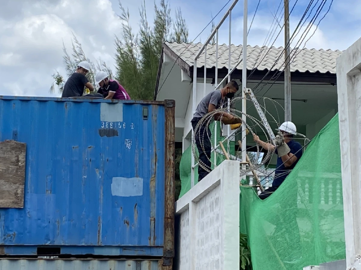 ตั้งคอนเทนเนอร์ 2 ชั้นในซอยพหลฯ2 สกัดม็อบทะลุฟ้าไปบ้านประยุทธ์